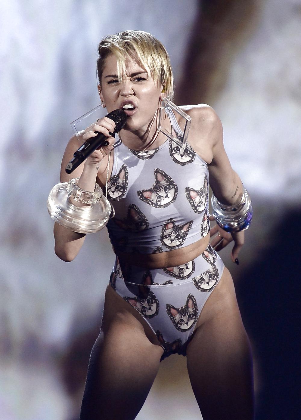 25P Sexy Miley Cyrus 2013 American Music Awards