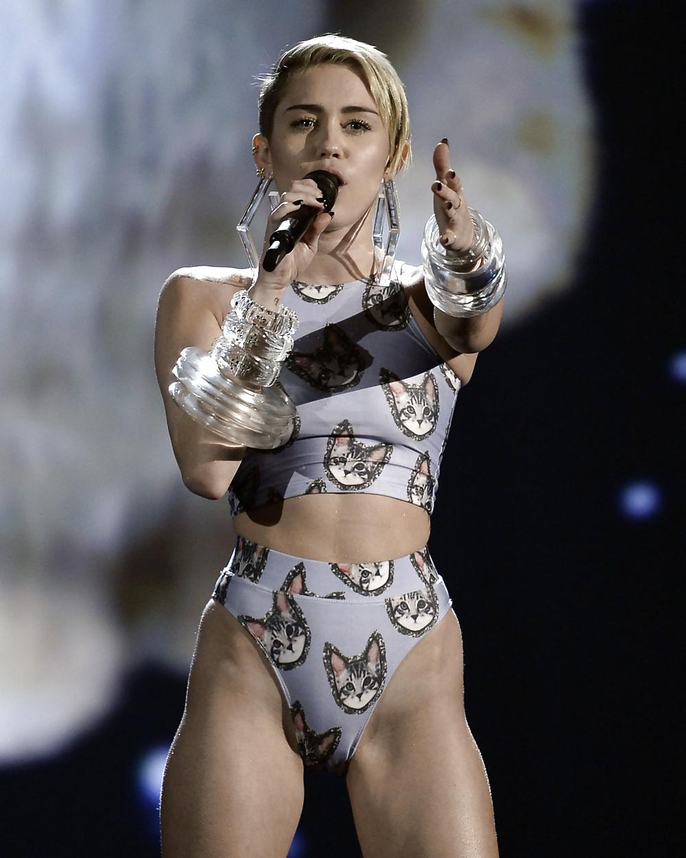 25P Sexy Miley Cyrus 2013 American Music Awards