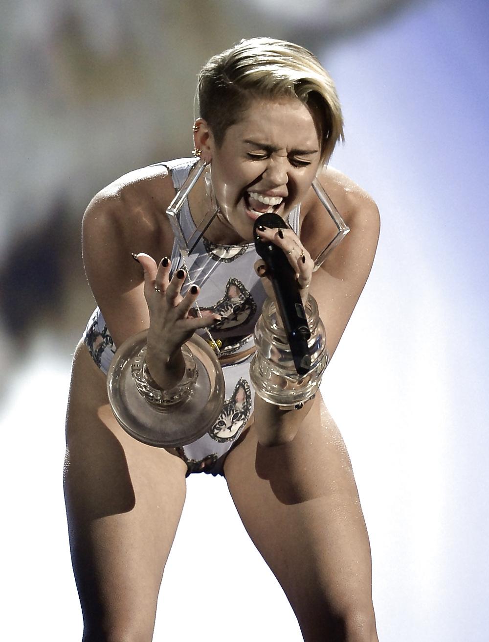 25P Sexy Miley Cyrus 2013 American Music Awards