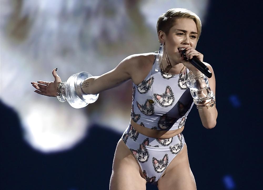25P Sexy Miley Cyrus 2013 American Music Awards