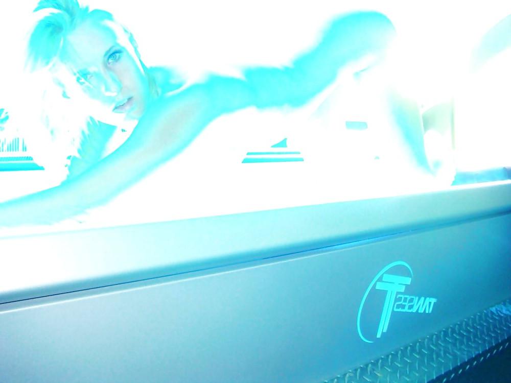 25P Blonde in a solarium