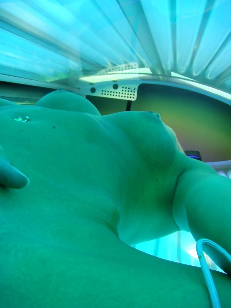 25P Blonde in a solarium