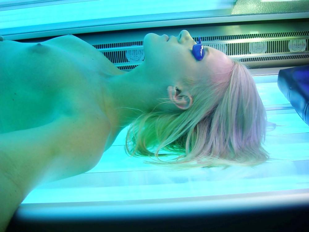 25P Blonde in a solarium