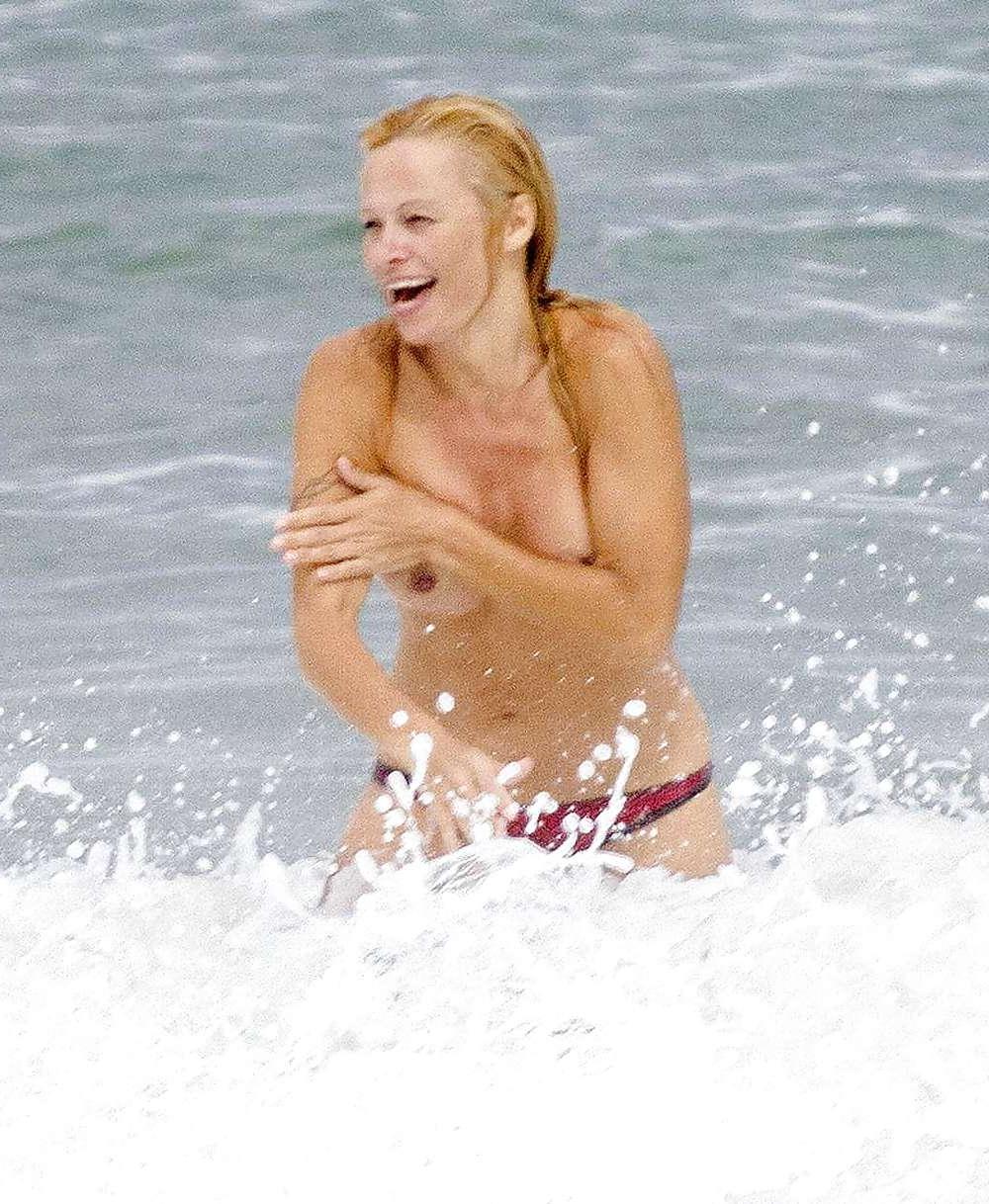 25P Beautiful Celebs Caught by Voyeur TROC