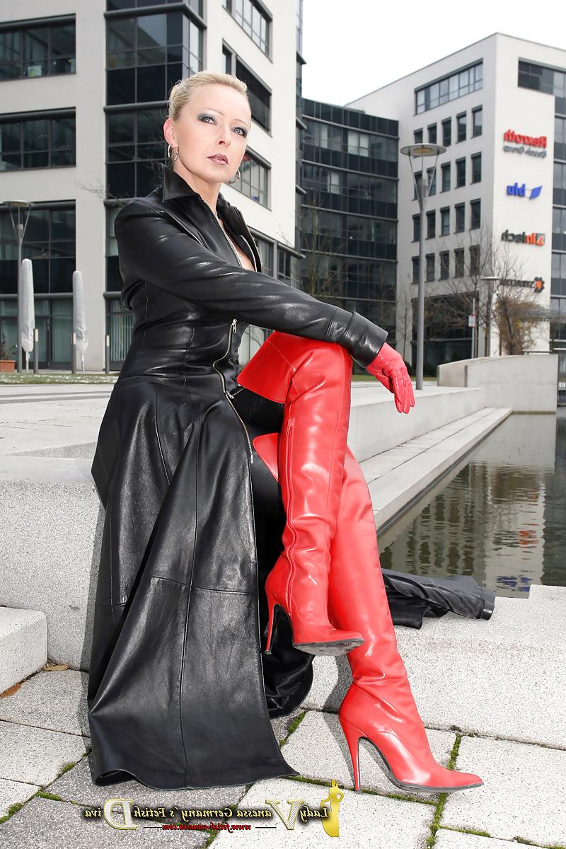 23P Kissing Her Boots