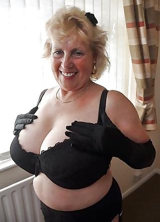 9P Mature big tits in black and pink bra