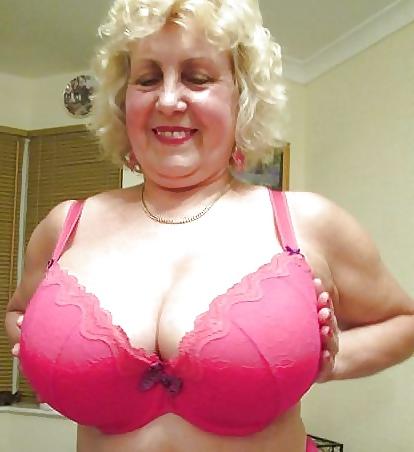 9P Mature big tits in black and pink bra