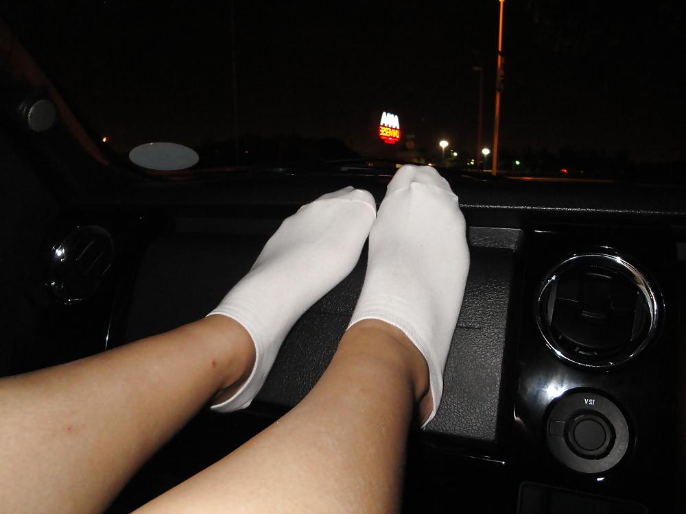 17P Kelly. trägt weiße, tief ausgeschnittene Socken