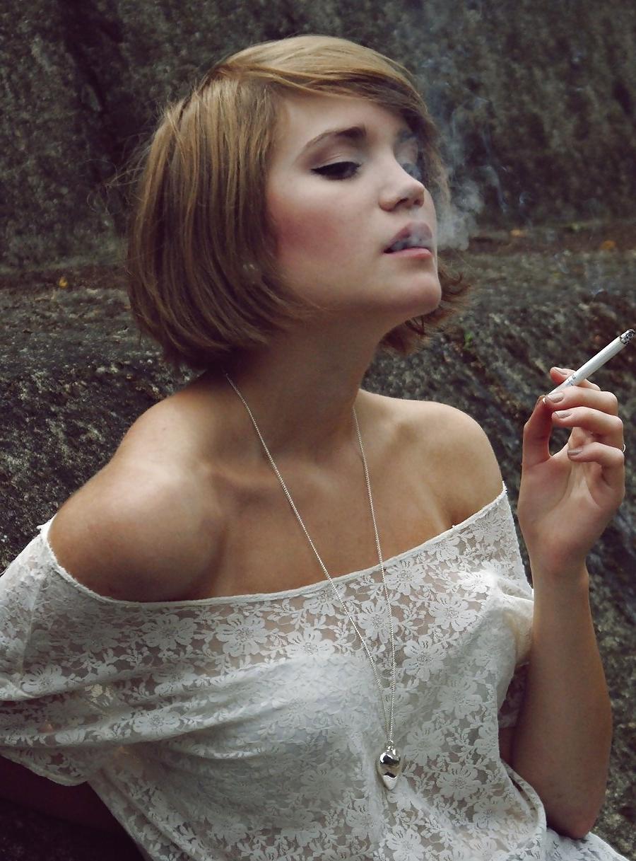 25P Smoking girls 3