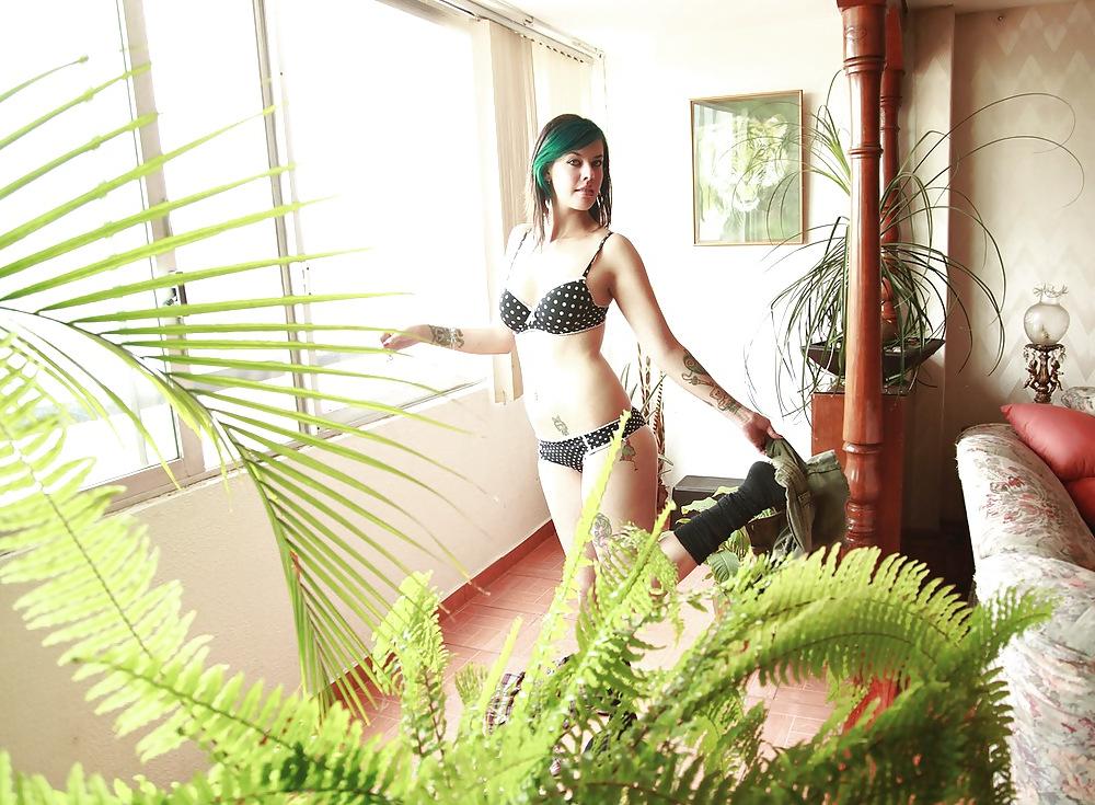 25P Outsidegirl - Inner Garden