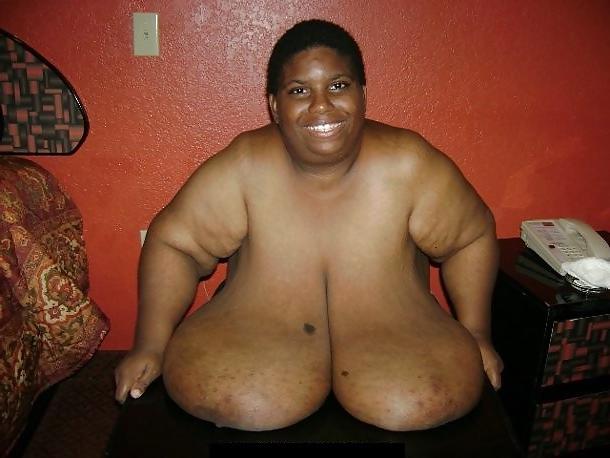 8P BLACK MATURE WOMAN SHOWS HER HUGE BOOBS