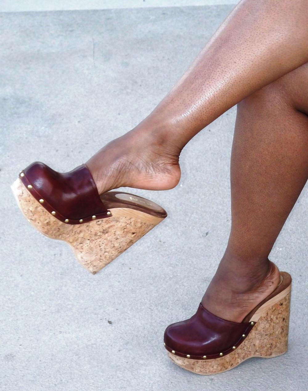 25P Feet ebony