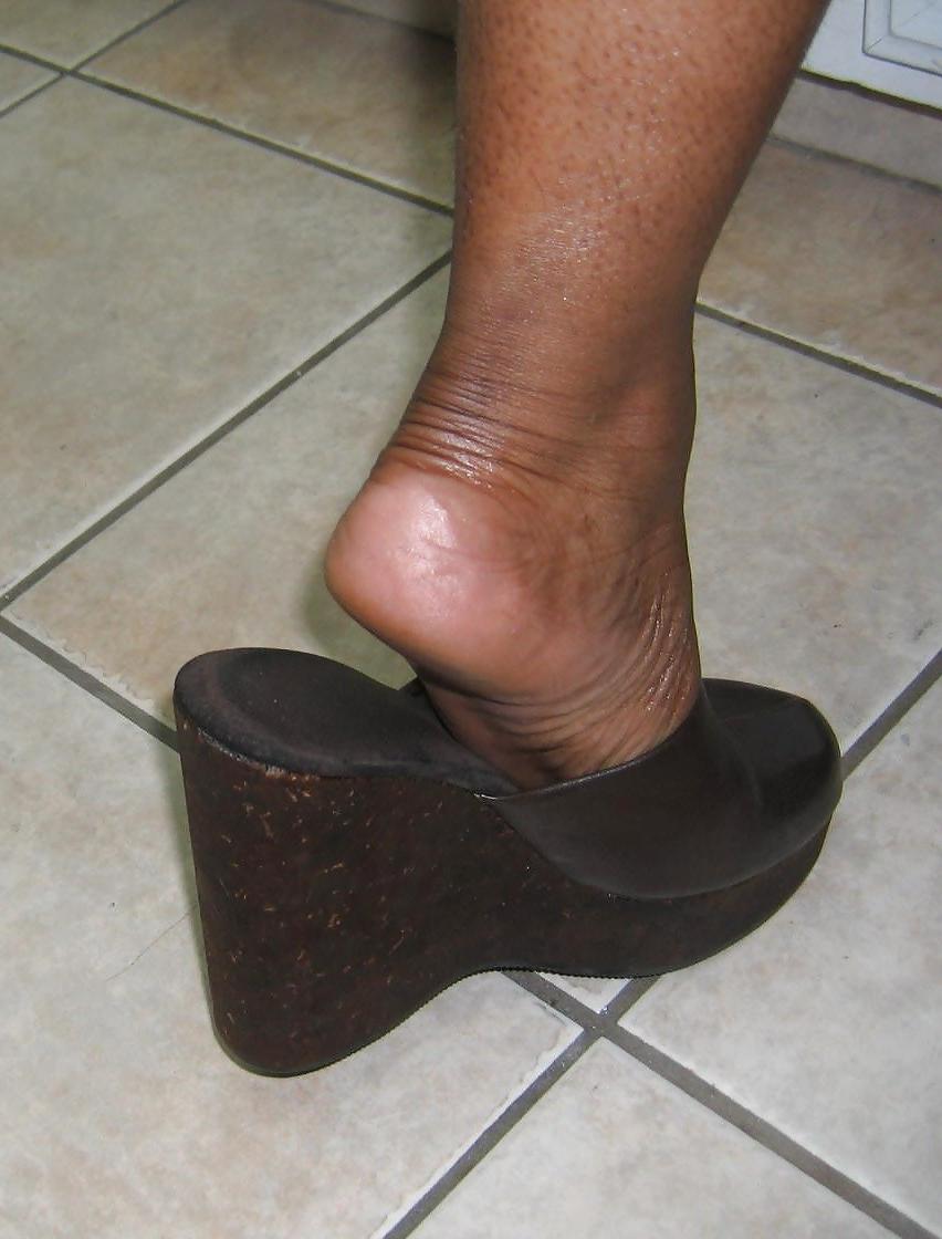 25P Feet ebony