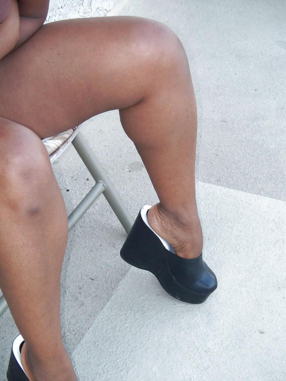 25P Feet ebony