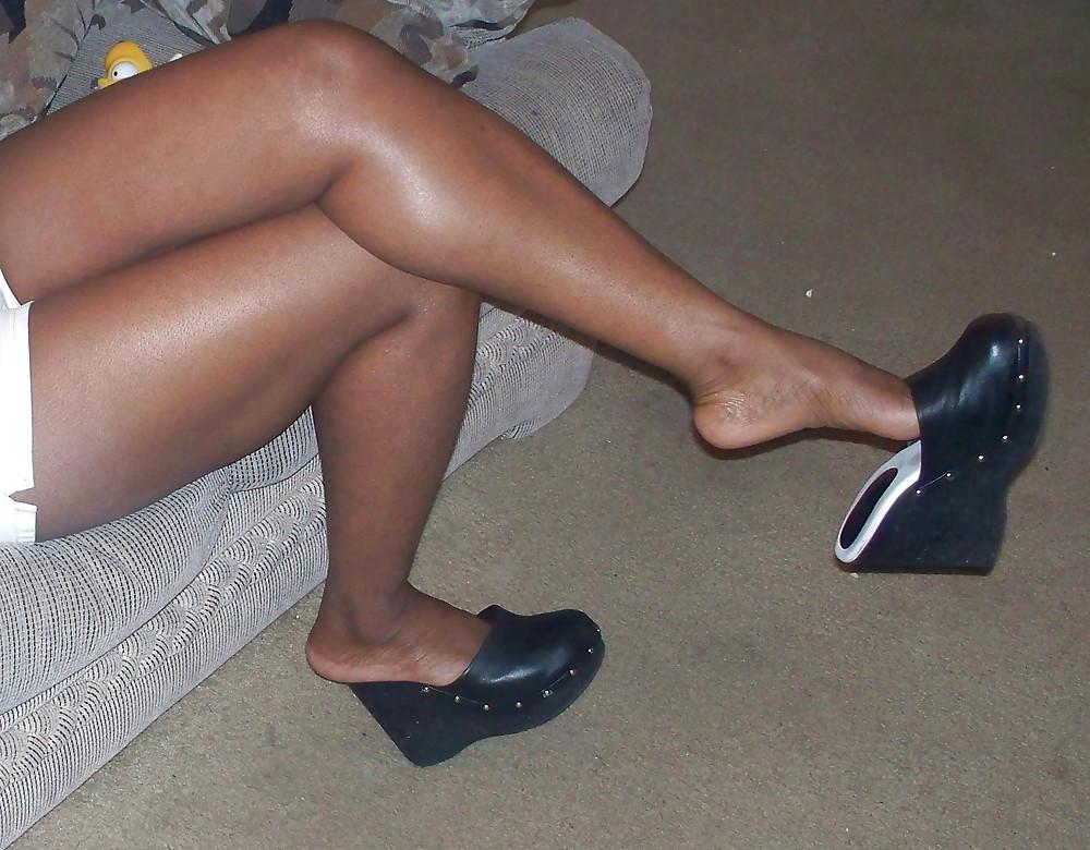25P Feet ebony