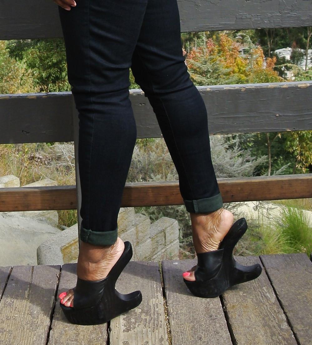 25P Feet ebony