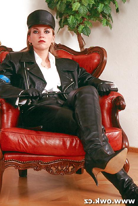 25P You like to worship my boots Darling .