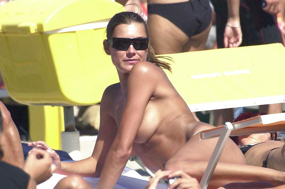 25P Beautiful Celebs Caught 4 by Voyeur TROC