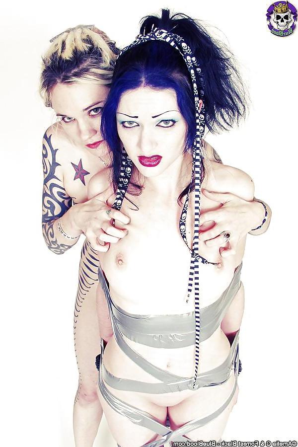 25P Emo, gothic, punk women