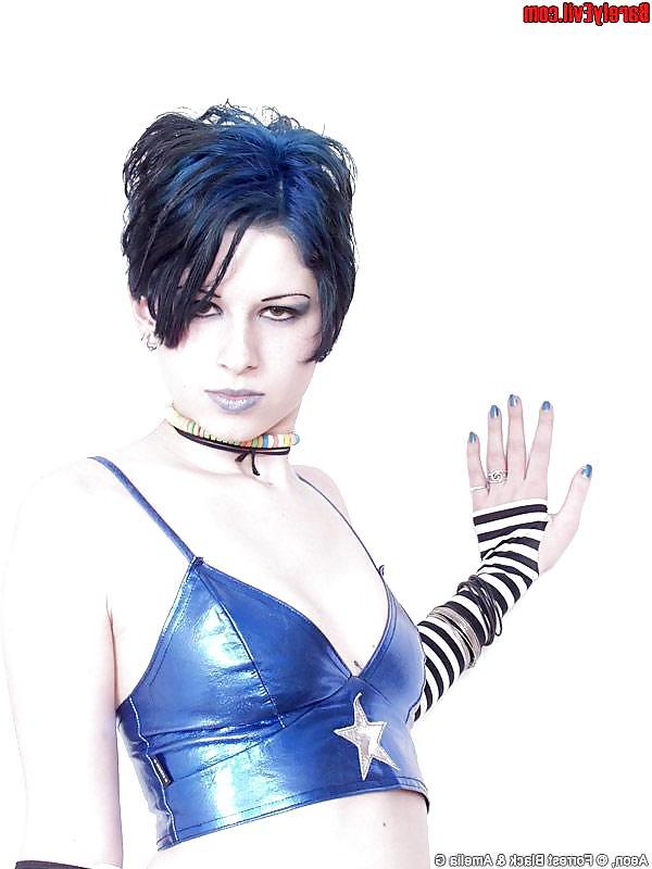 25P Emo, gothic, punk women