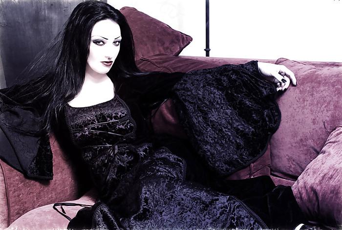 25P Emo, gothic, punk women