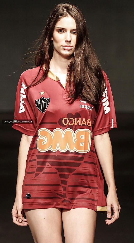 25P Hot Soccer Babes