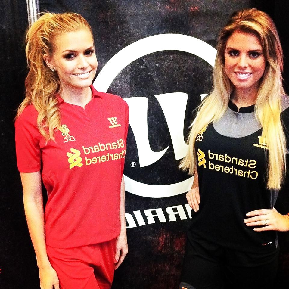 25P Hot Soccer Babes