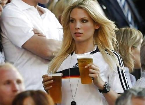 25P Hot Soccer Babes