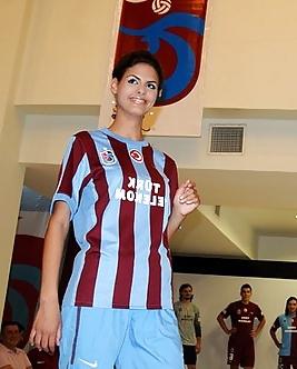 25P Hot Soccer Babes