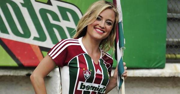 25P Hot Soccer Babes