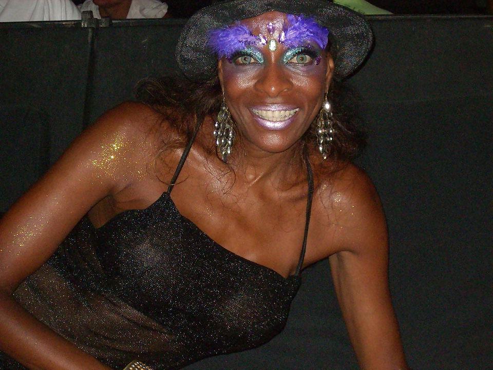 12P Hot Ebony Milf