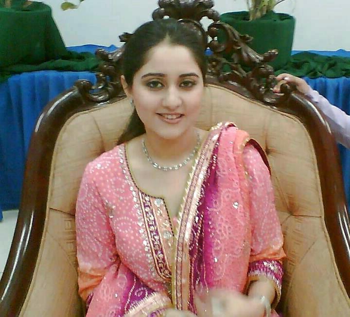 25P Indian and Pakistani teen slut - stohlen facebook pix