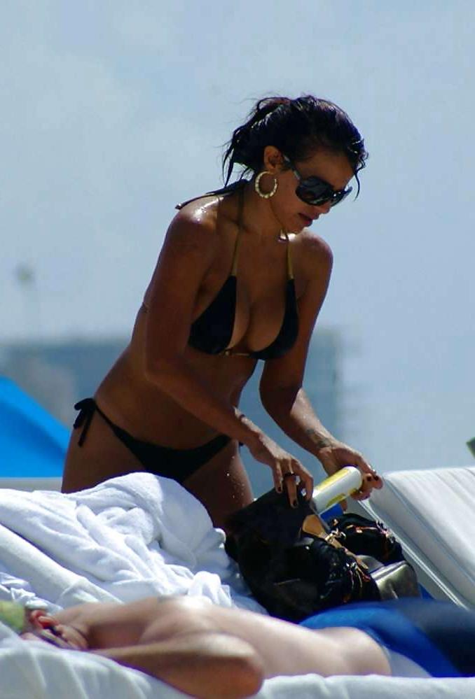 16P Vida Guerra shows amazing ass and boobs in thong bikini