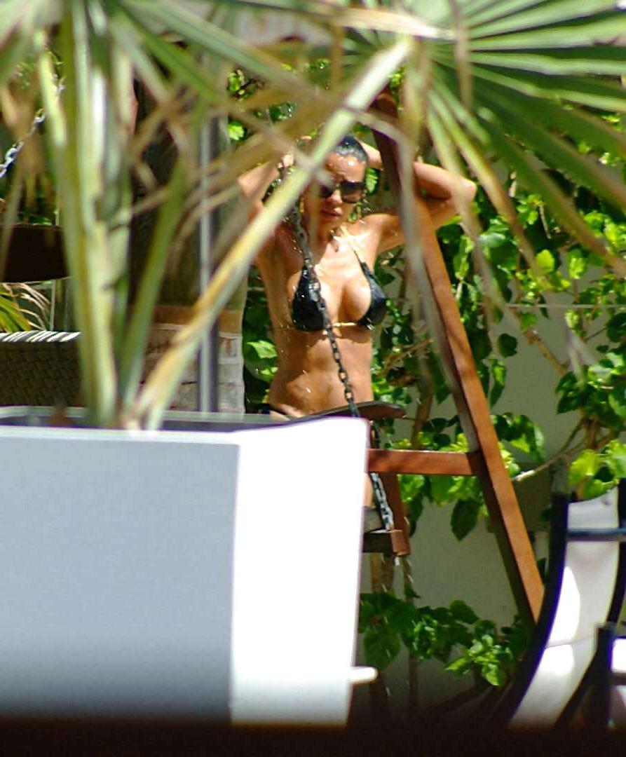 16P Vida Guerra shows amazing ass and boobs in thong bikini