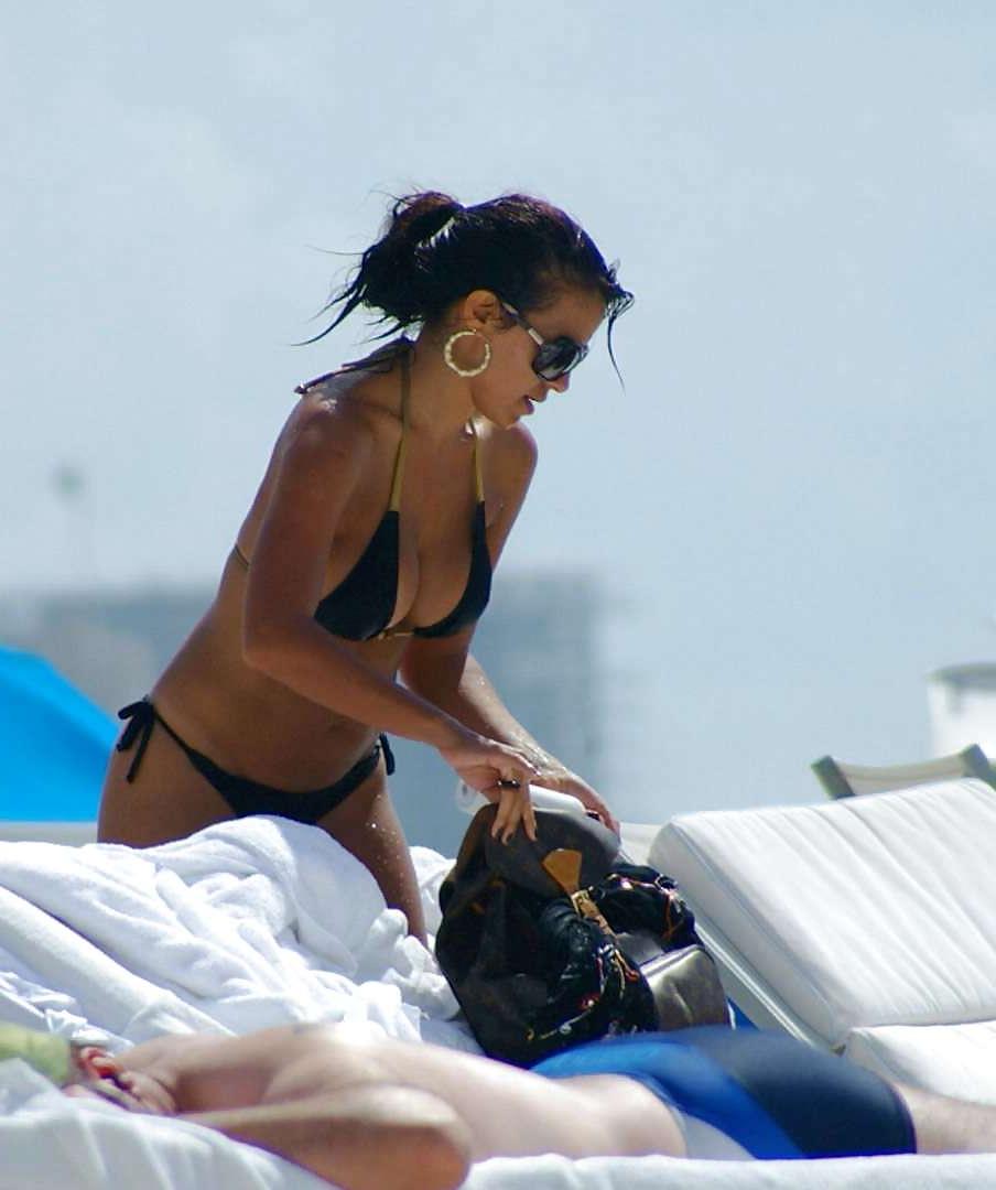 16P Vida Guerra shows amazing ass and boobs in thong bikini
