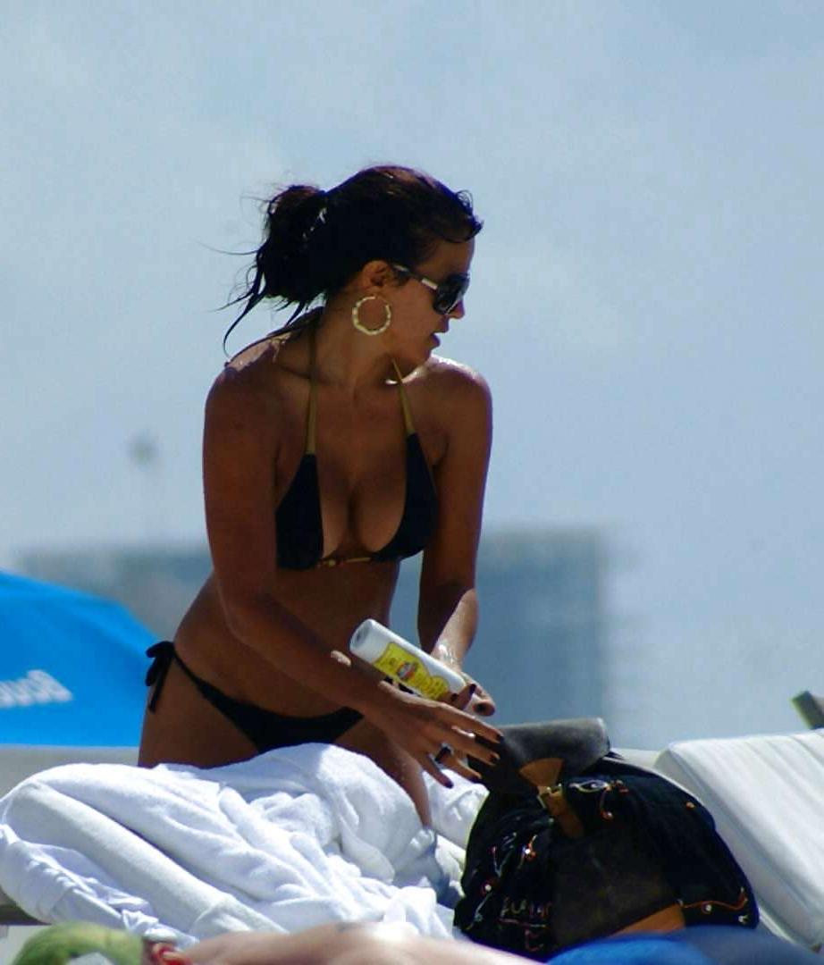 16P Vida Guerra shows amazing ass and boobs in thong bikini