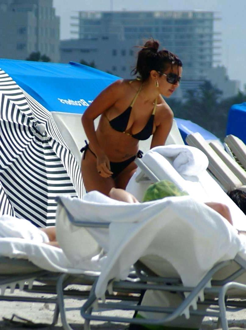 16P Vida Guerra shows amazing ass and boobs in thong bikini
