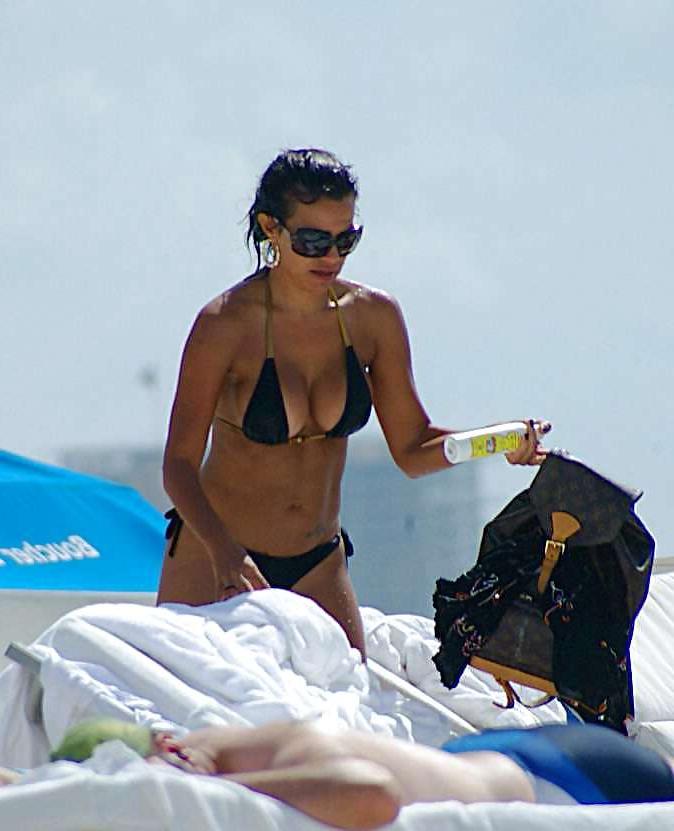 16P Vida Guerra shows amazing ass and boobs in thong bikini