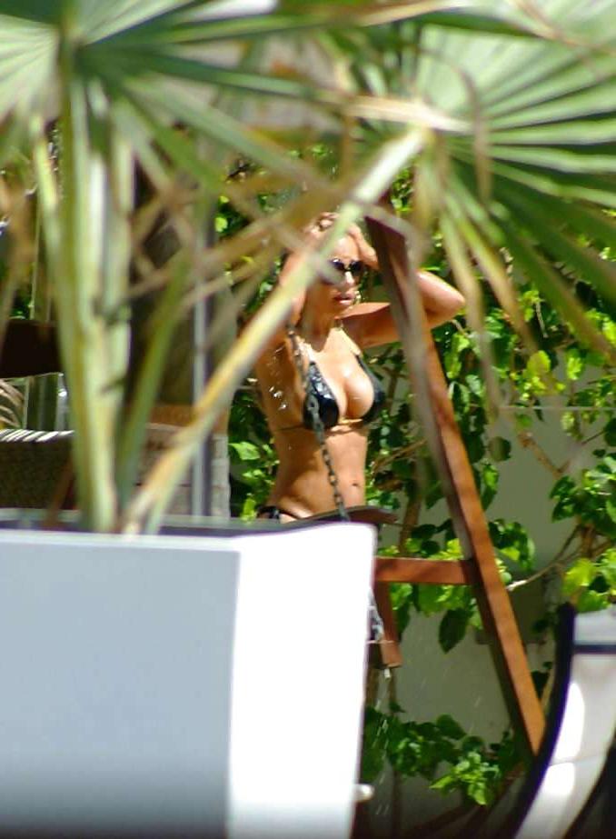16P Vida Guerra shows amazing ass and boobs in thong bikini