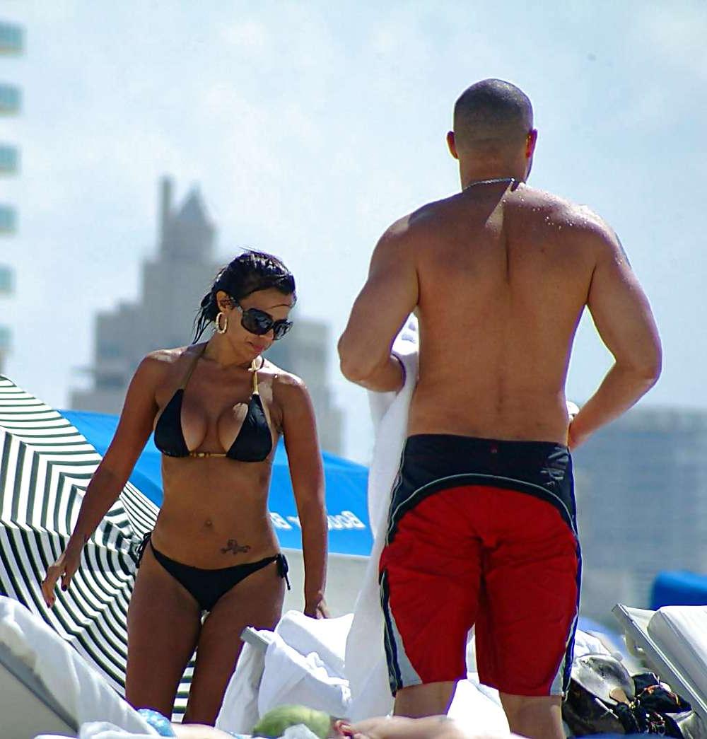 16P Vida Guerra shows amazing ass and boobs in thong bikini