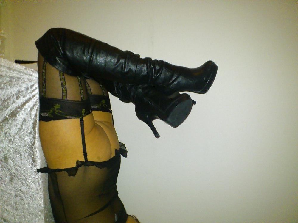 25P Overknee boots, stockings and no panties