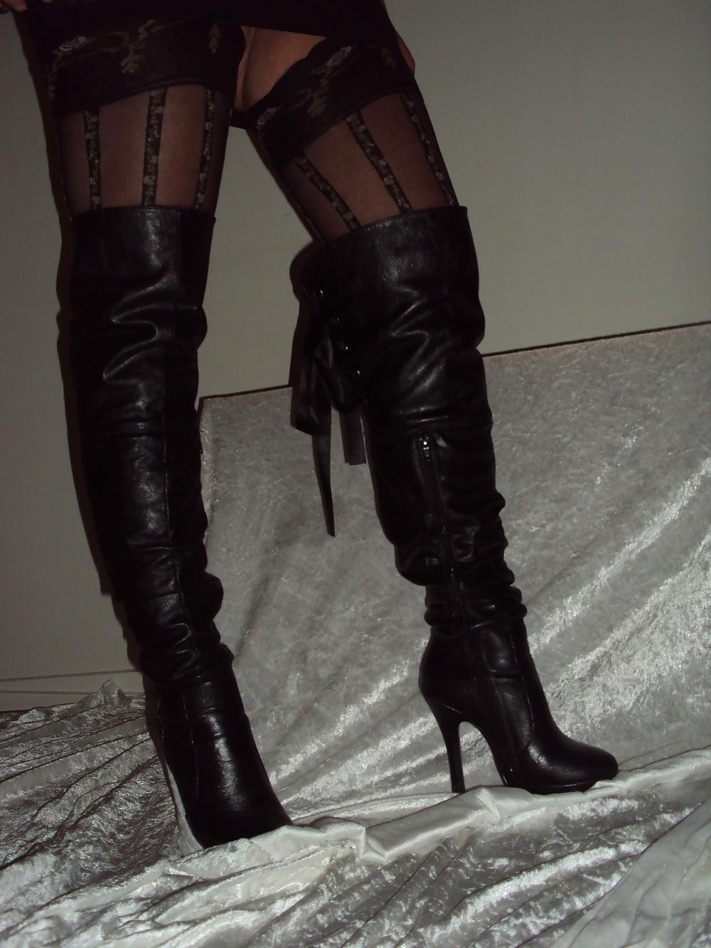 25P Overknee boots, stockings and no panties