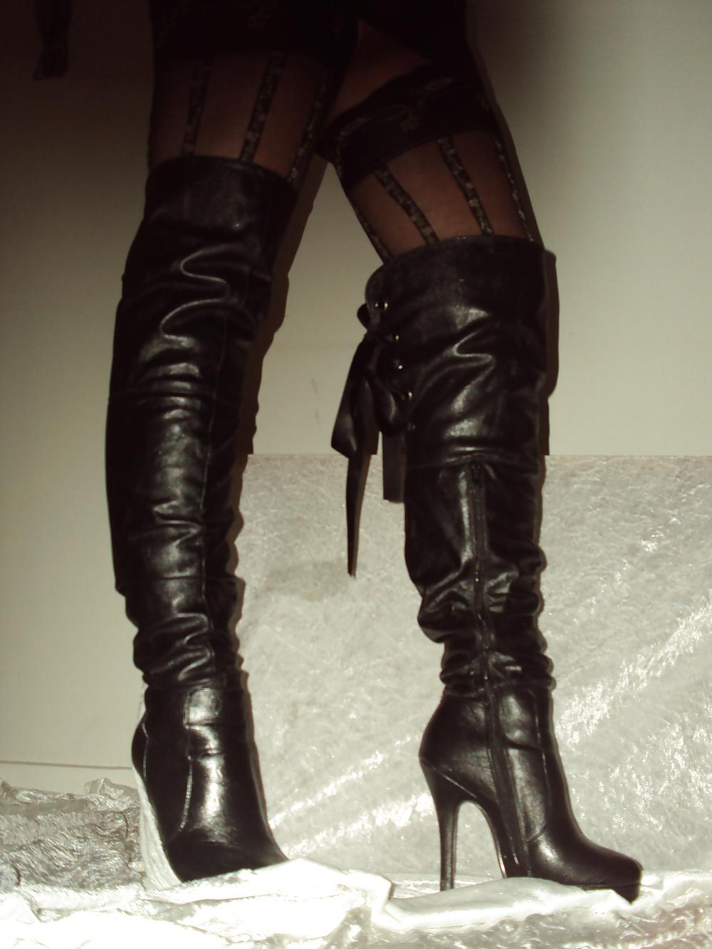 25P Overknee boots, stockings and no panties