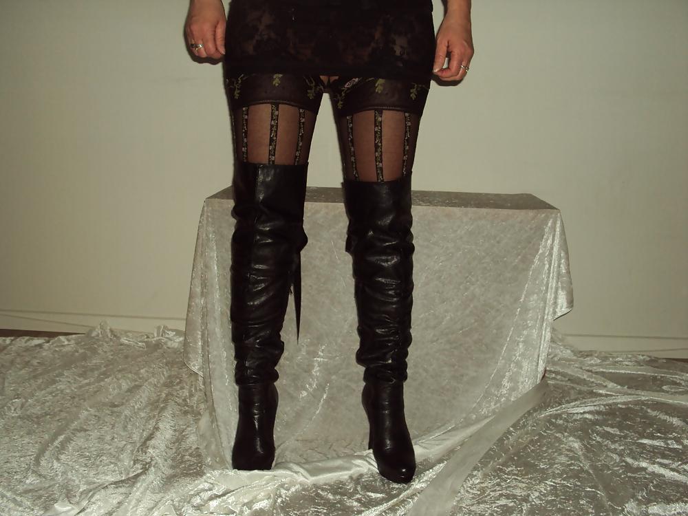 25P Overknee boots, stockings and no panties