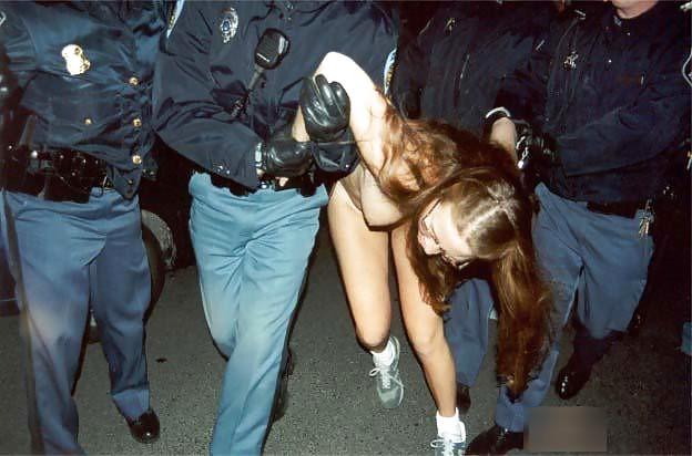 4P Nude girl caught by police (4 photos).