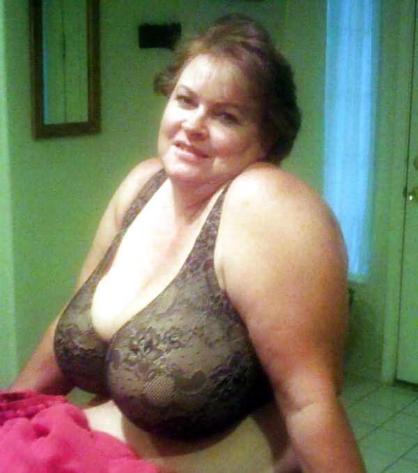 25P Big bras on mature women's!