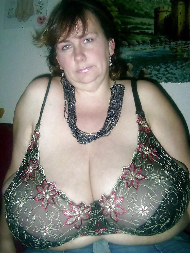 25P Big bras on mature women's!