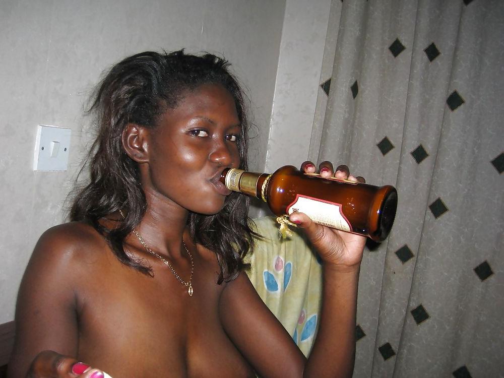 20P Ebony in bed