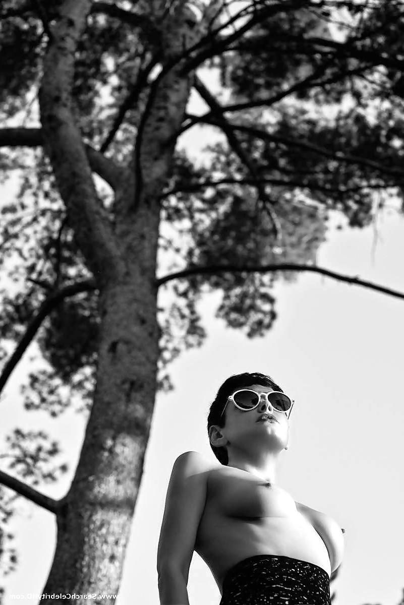 10P Rose McGowan Nude Photoshoot - Flaunt (2014)