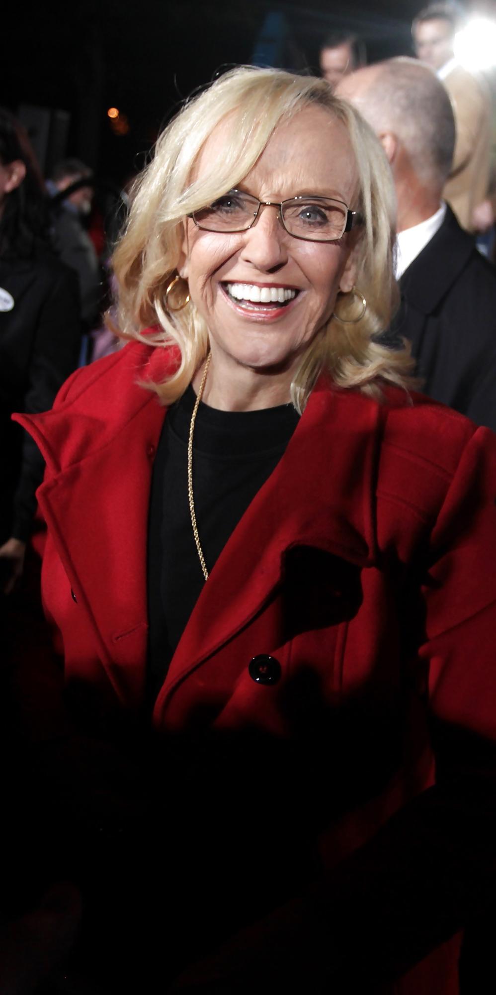 25P Adore masturbating to conservative Jan Brewer